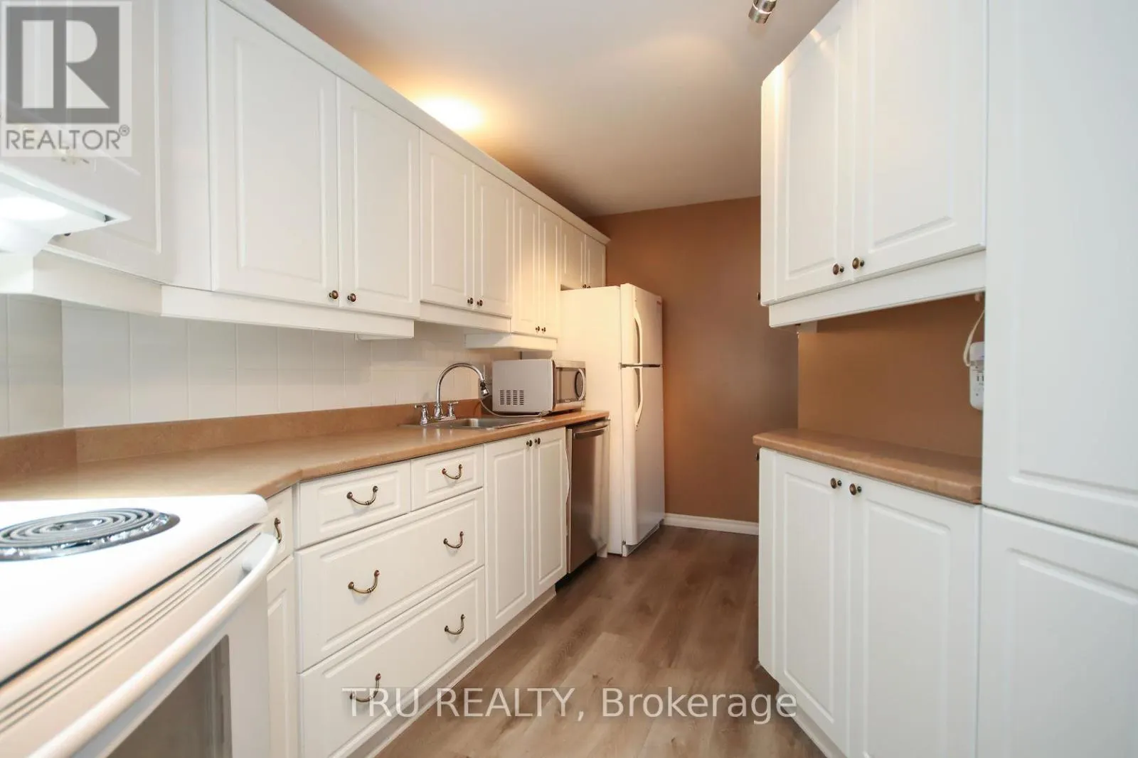 1604 - 1081 AMBLESIDE DRIVE