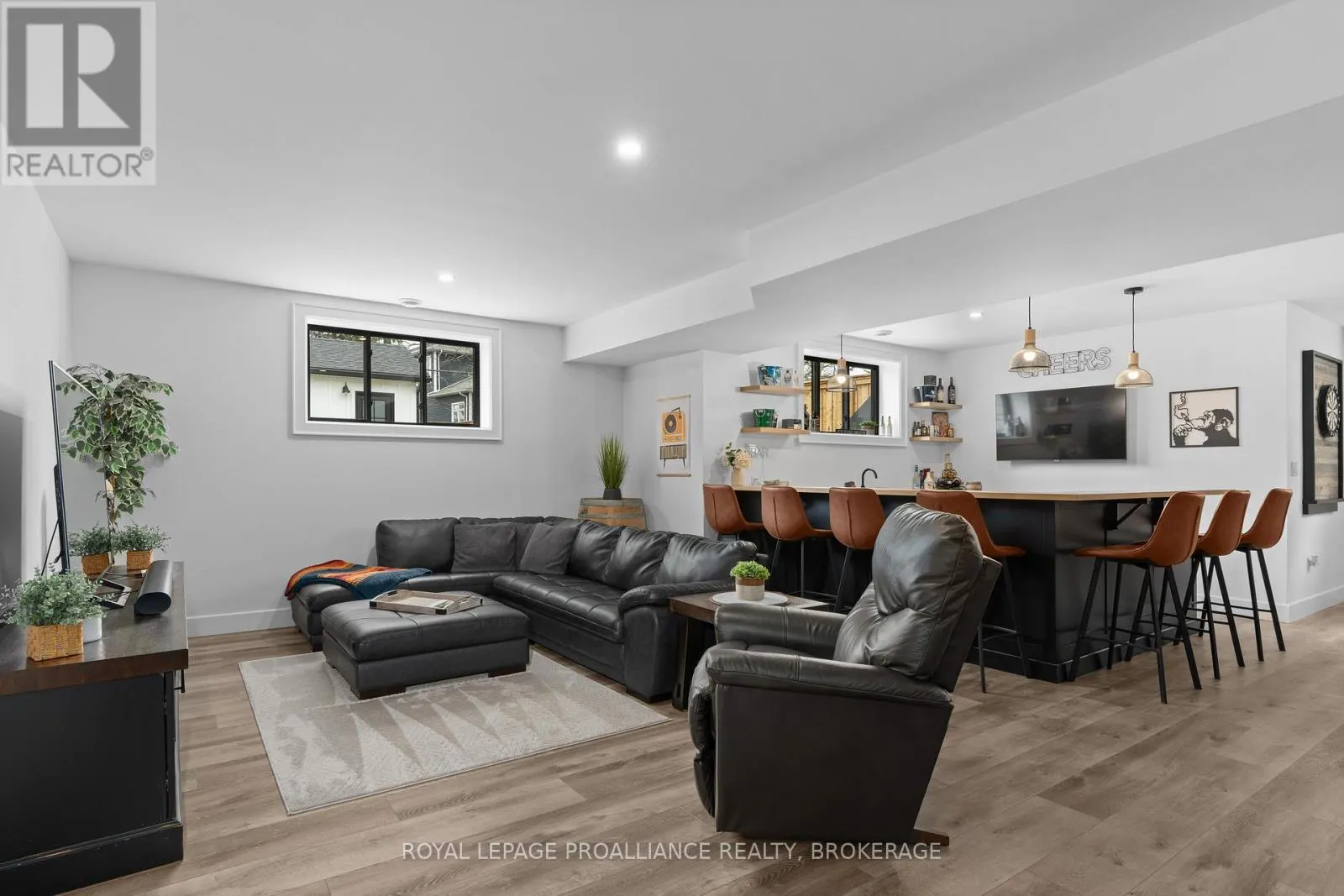 7 CRESCENT DRIVE