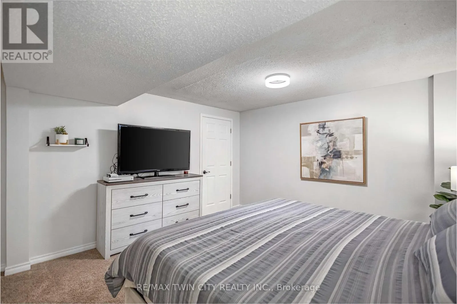 27 CANDLEWOOD DRIVE