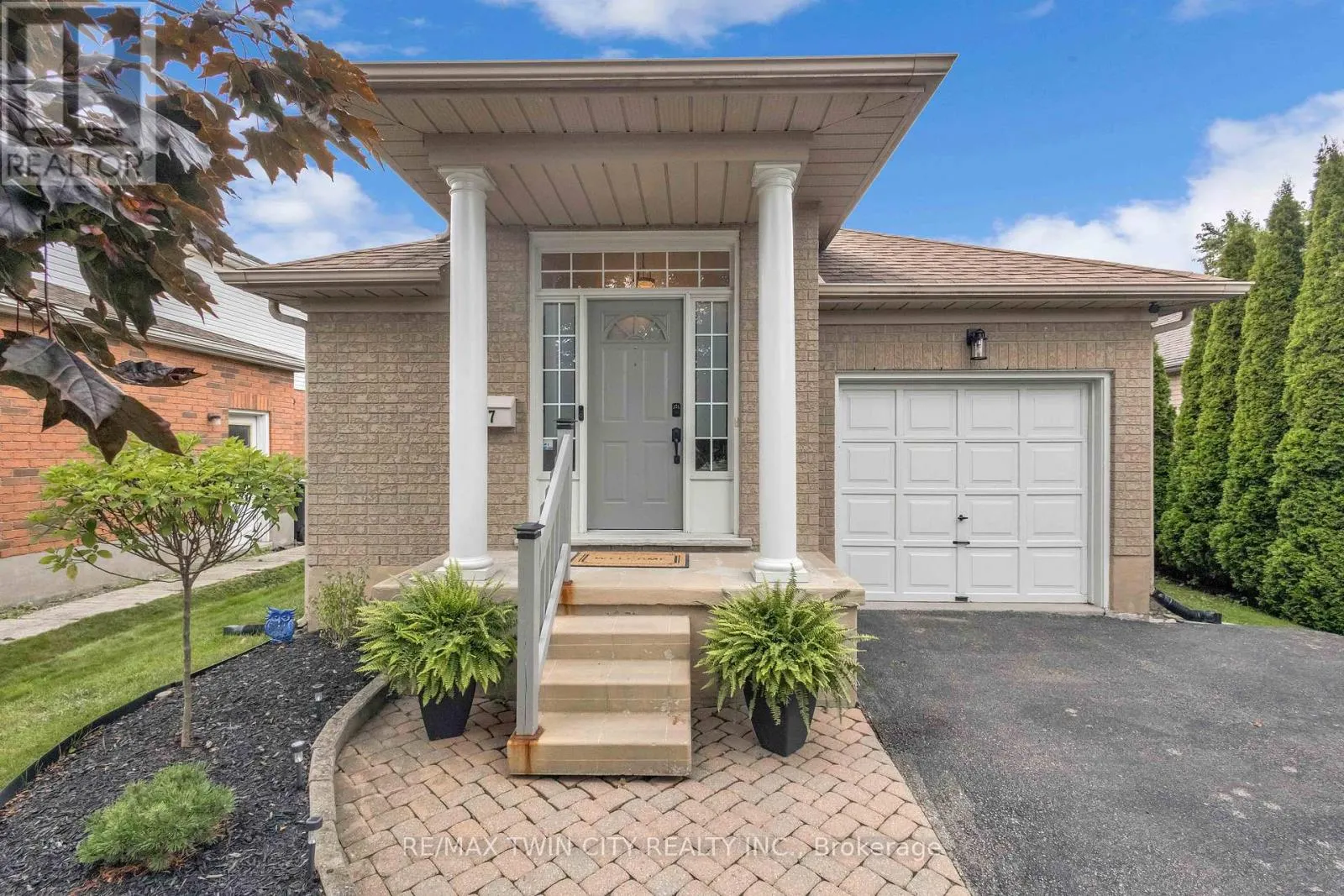 27 CANDLEWOOD DRIVE
