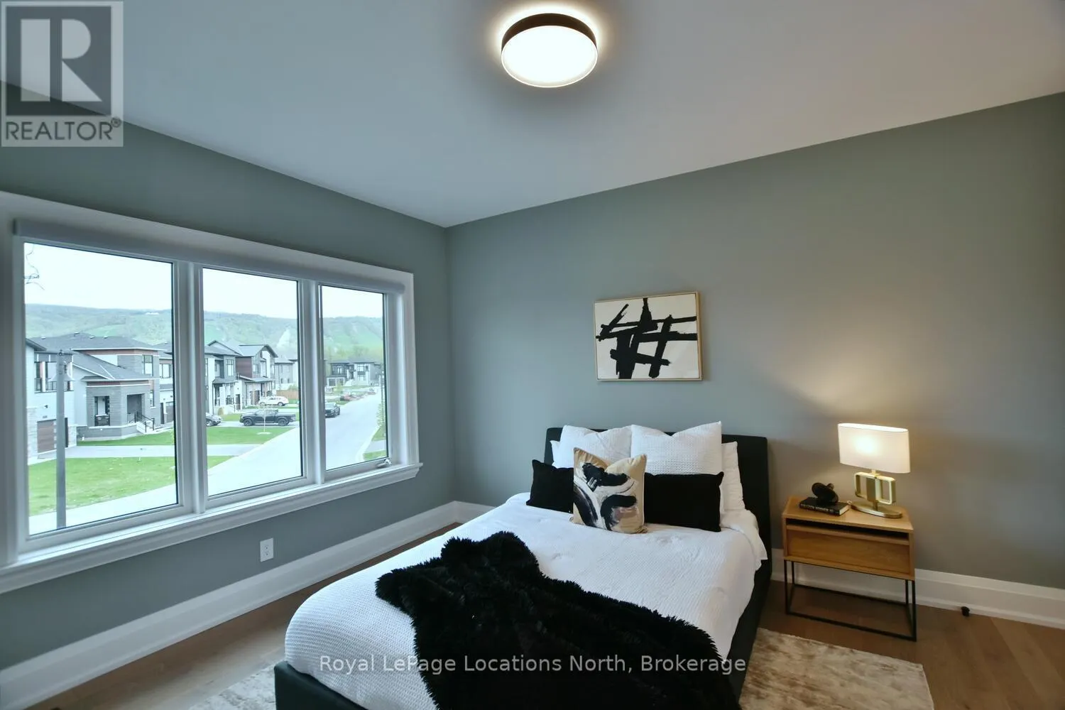 166 SPRINGSIDE CRESCENT