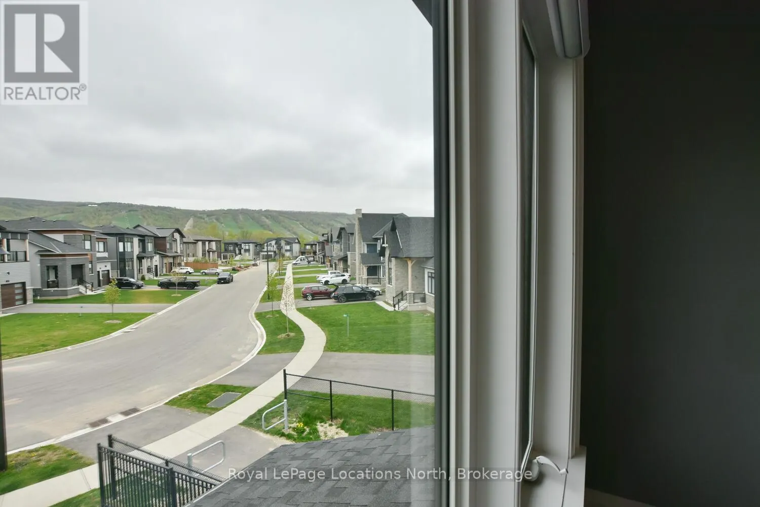 166 SPRINGSIDE CRESCENT