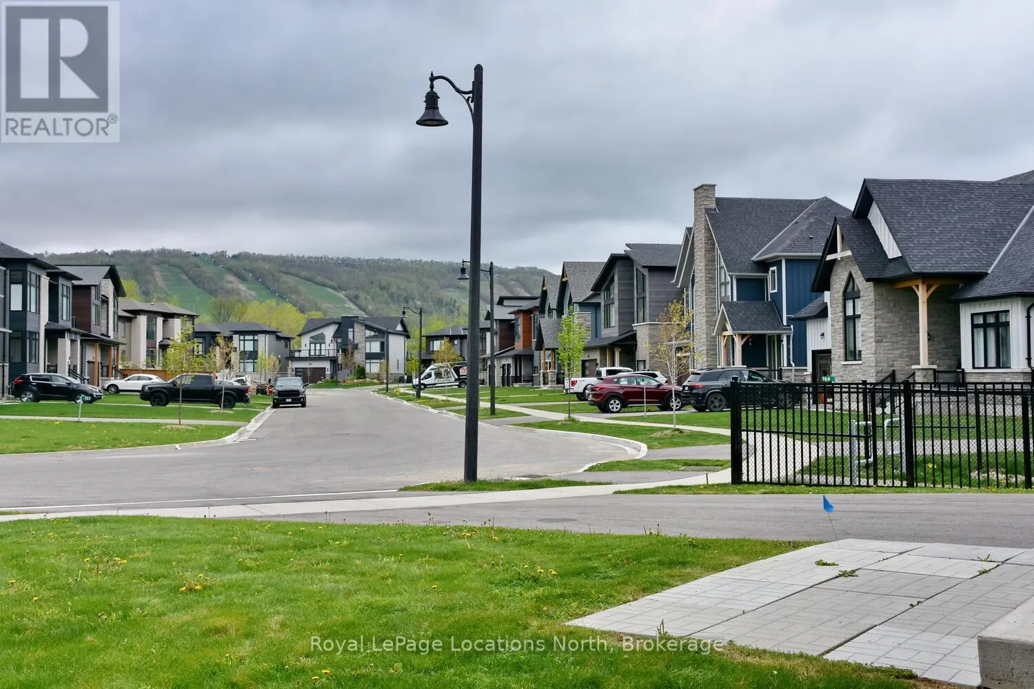 166 SPRINGSIDE CRESCENT