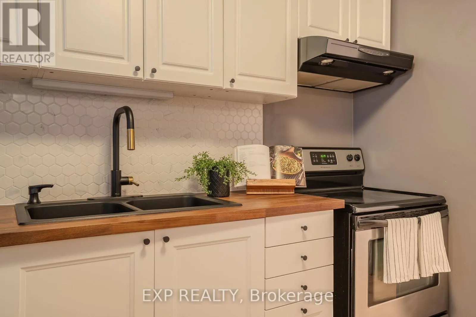 8 - 38 ELMA STREET, #8
