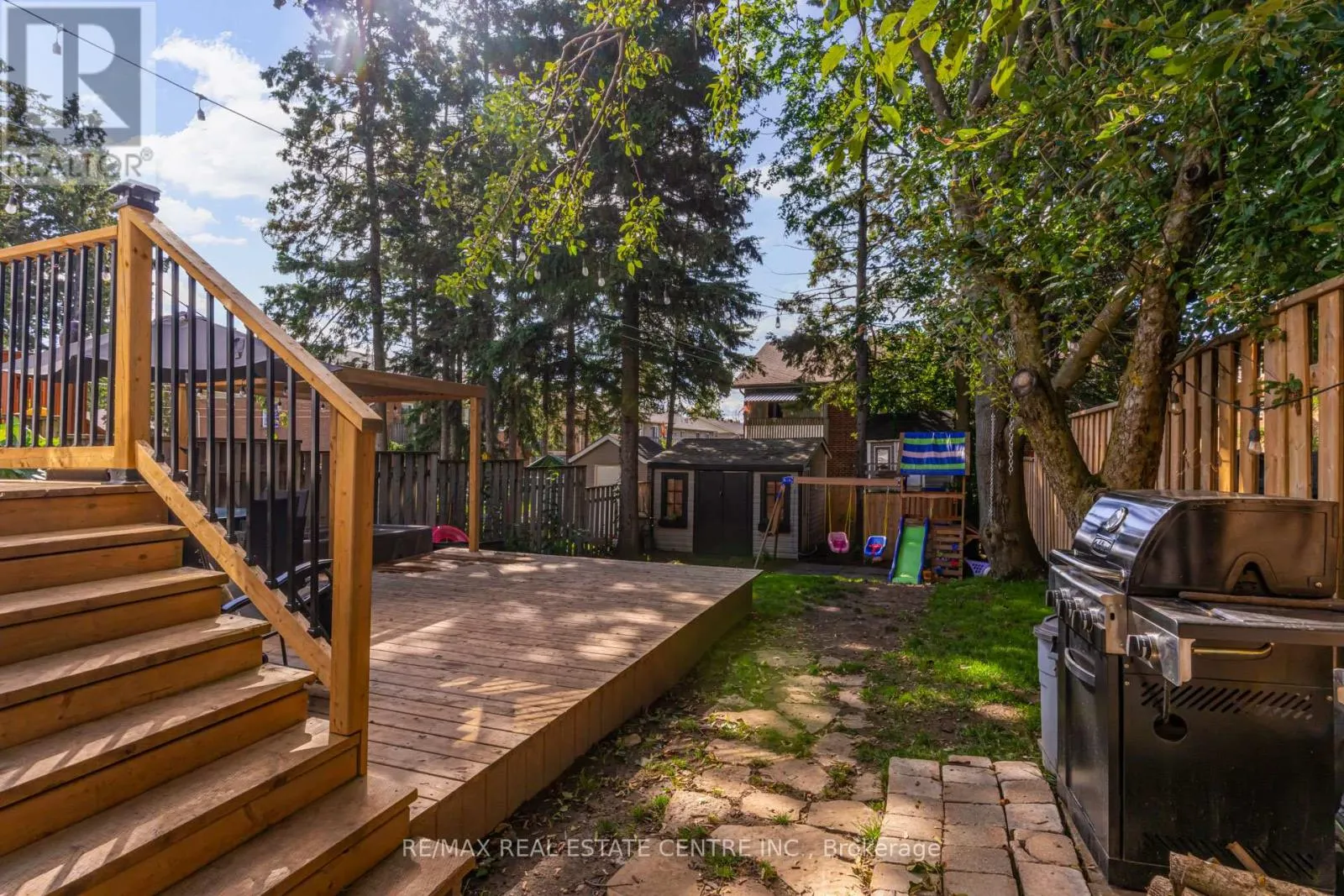 521 PINEVIEW GARDENS