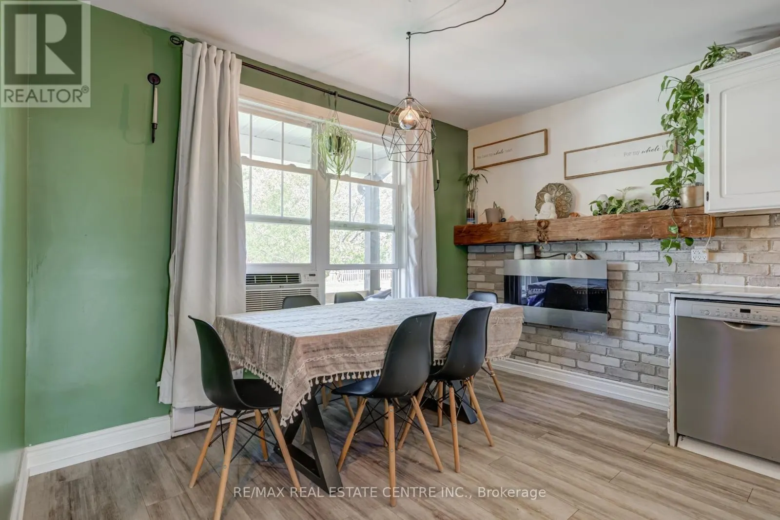 521 PINEVIEW GARDENS