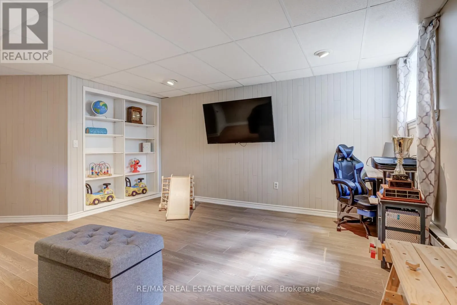 521 PINEVIEW GARDENS