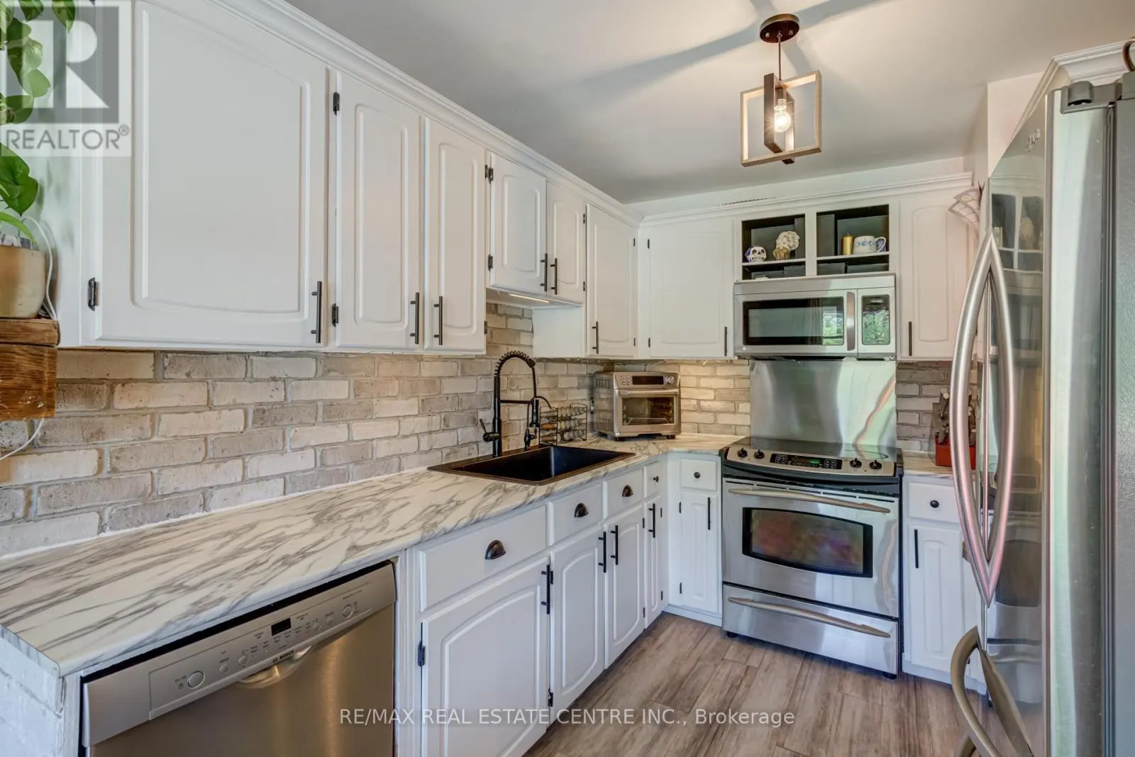 521 PINEVIEW GARDENS