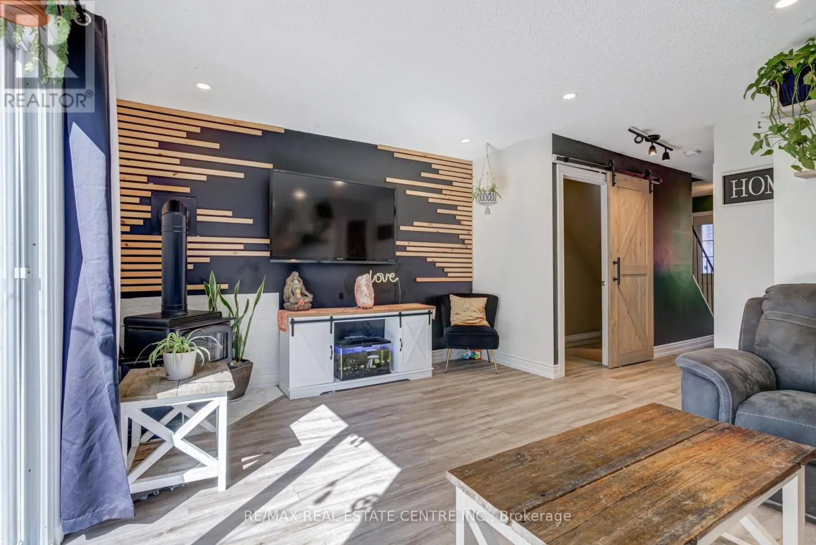 521 PINEVIEW GARDENS