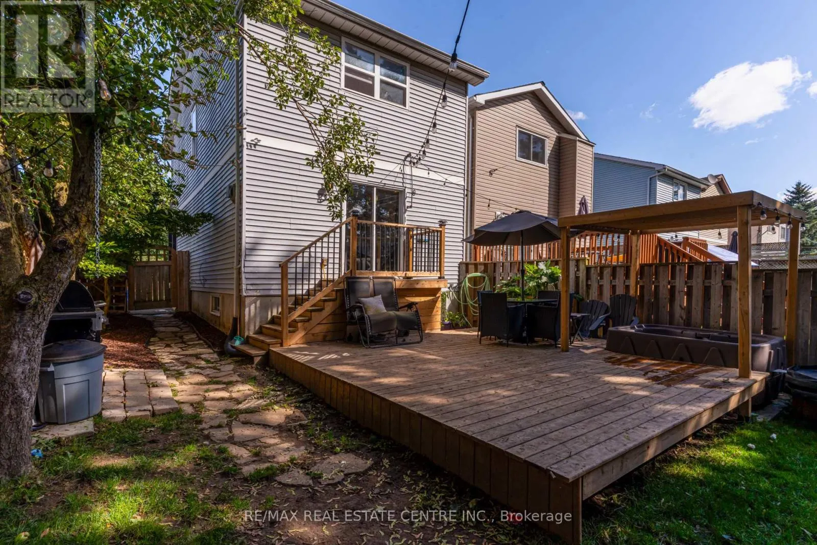 521 PINEVIEW GARDENS