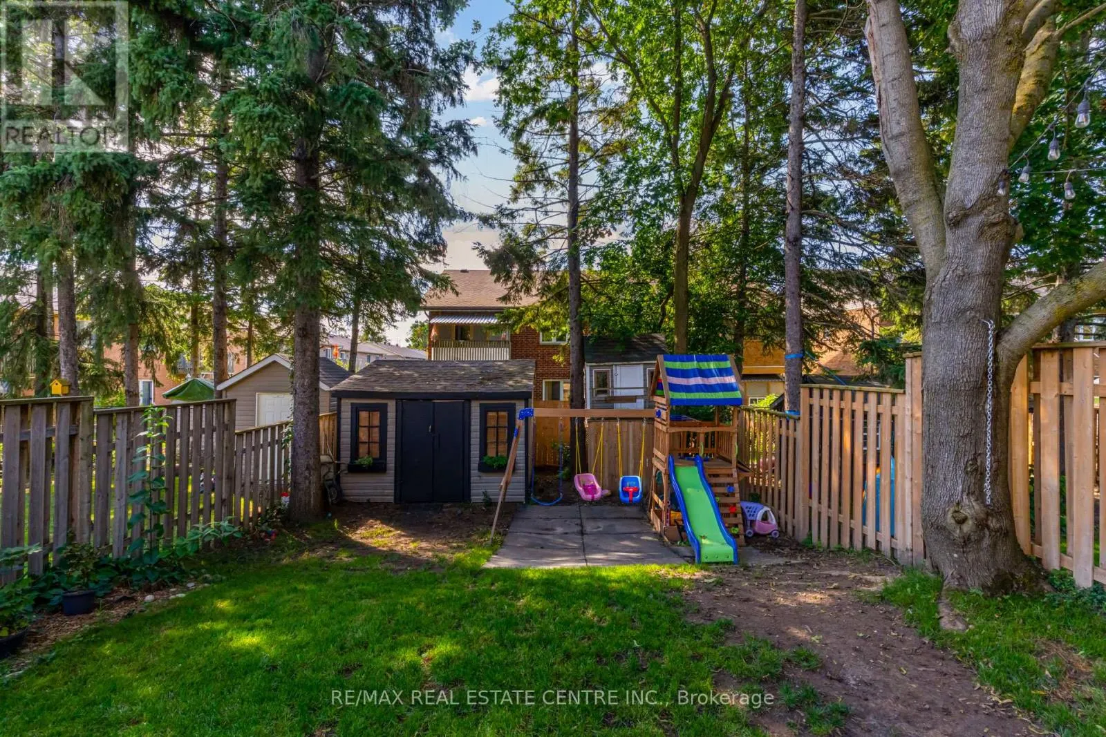 521 PINEVIEW GARDENS