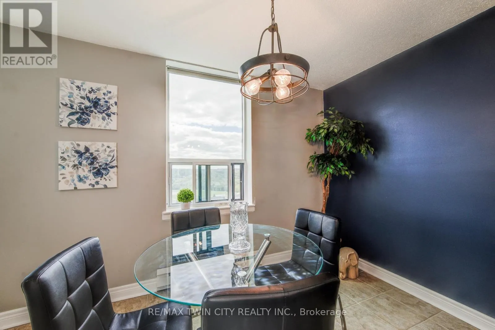 1605 - 35 GREEN VALLEY DRIVE