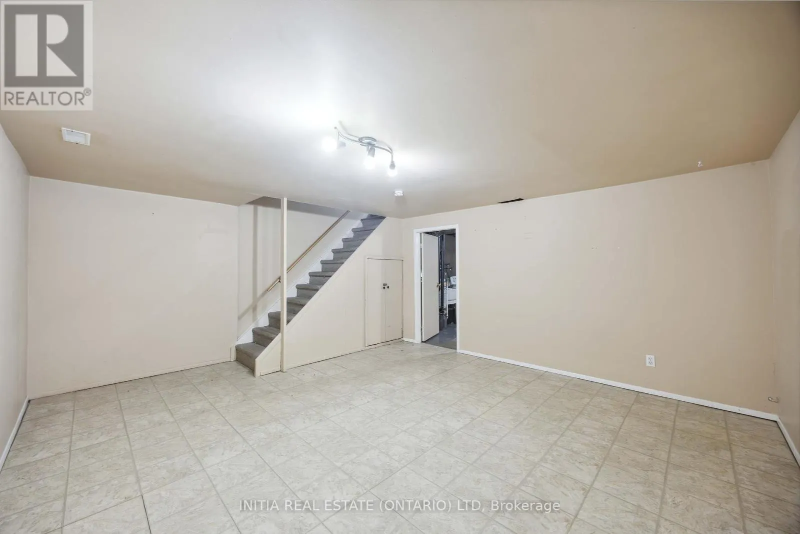 27 - 825 EXMOUTH STREET, #27