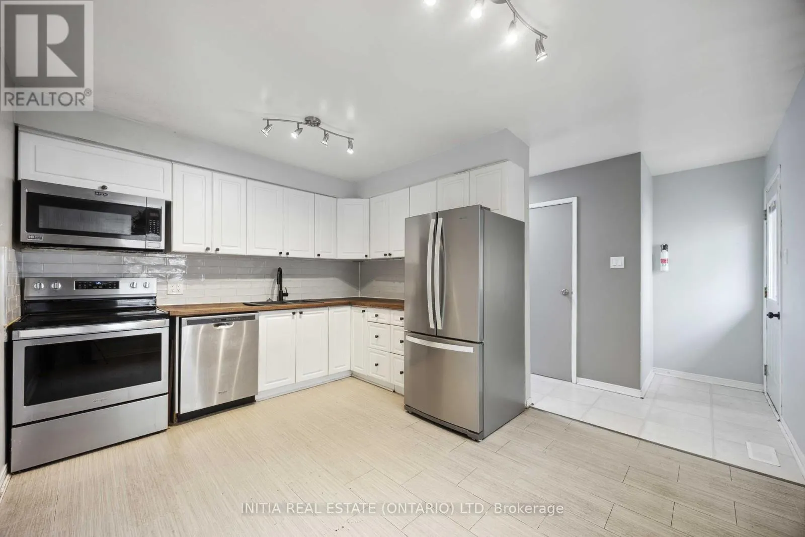 27 - 825 EXMOUTH STREET, #27