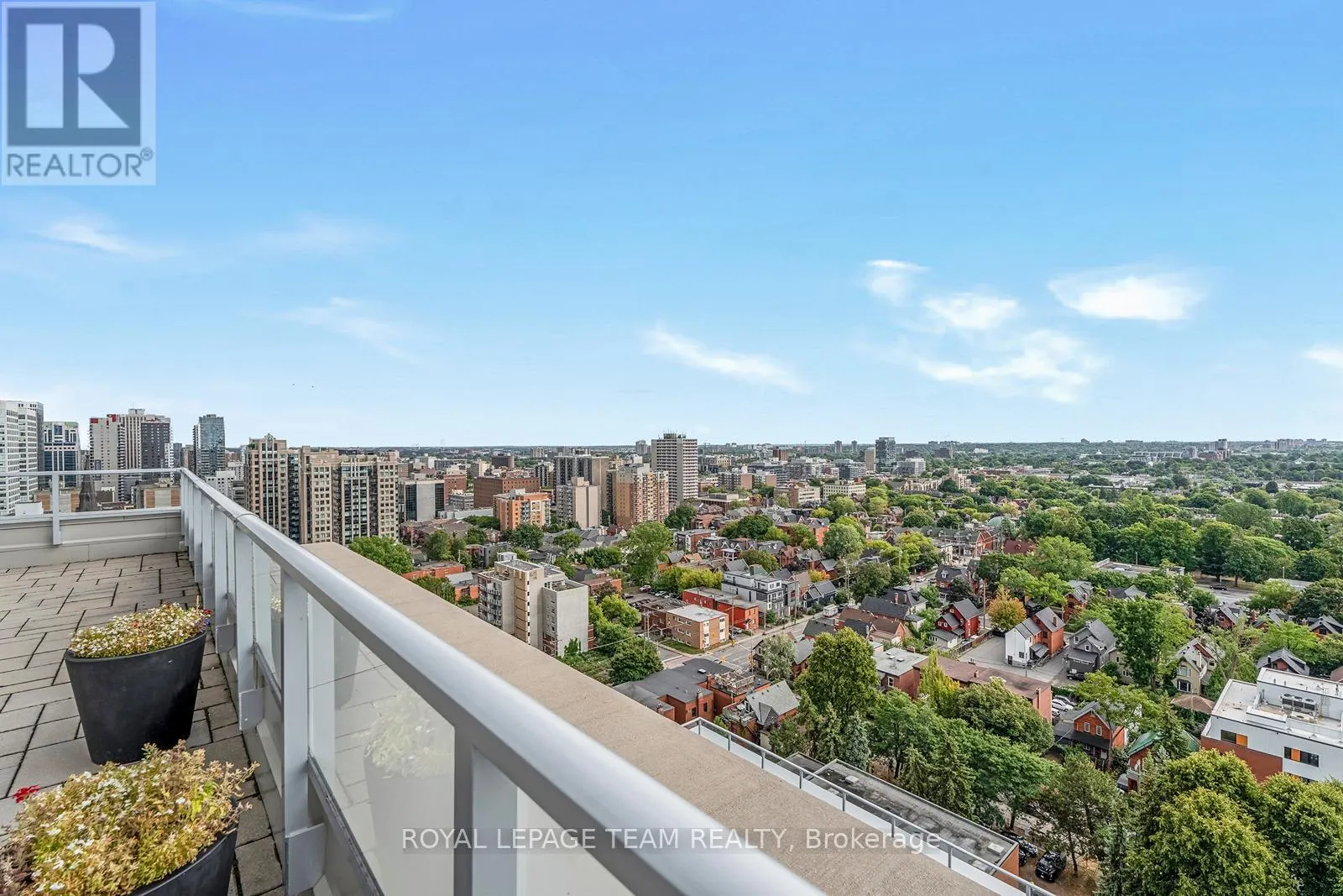416 - 255 BAY STREET