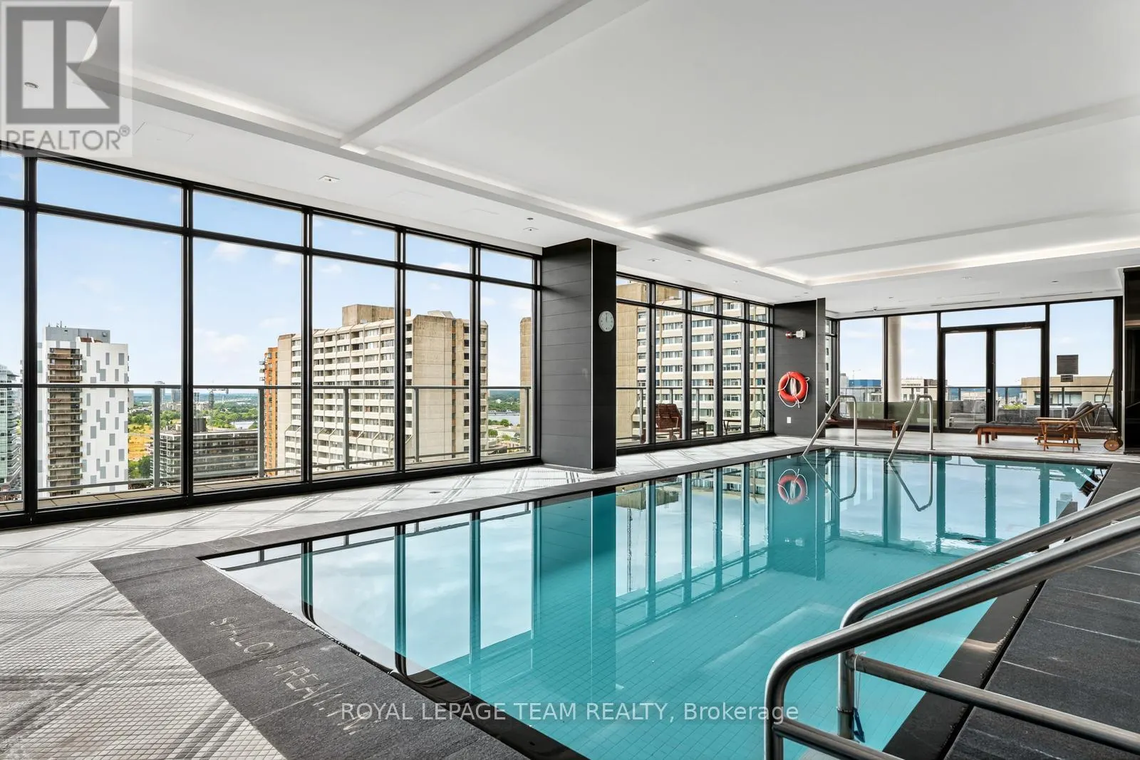 416 - 255 BAY STREET