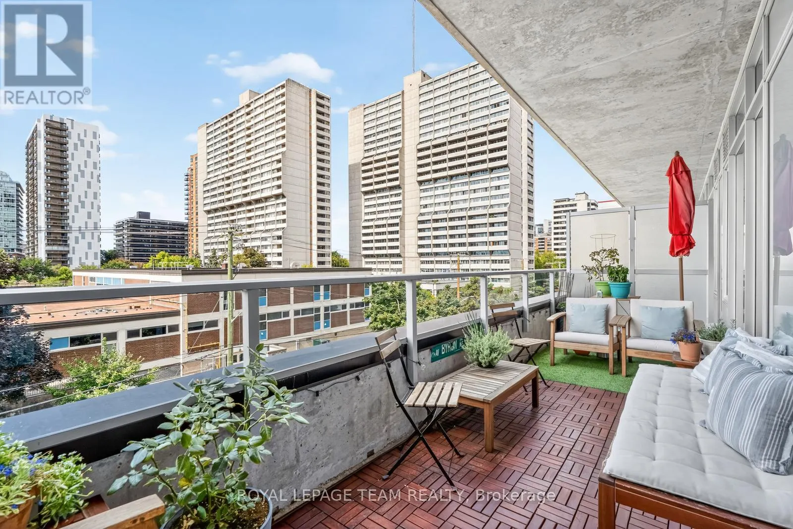 416 - 255 BAY STREET