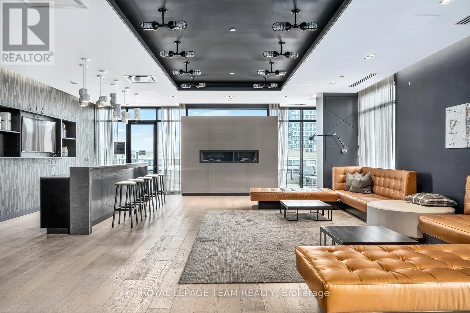 416 - 255 BAY STREET