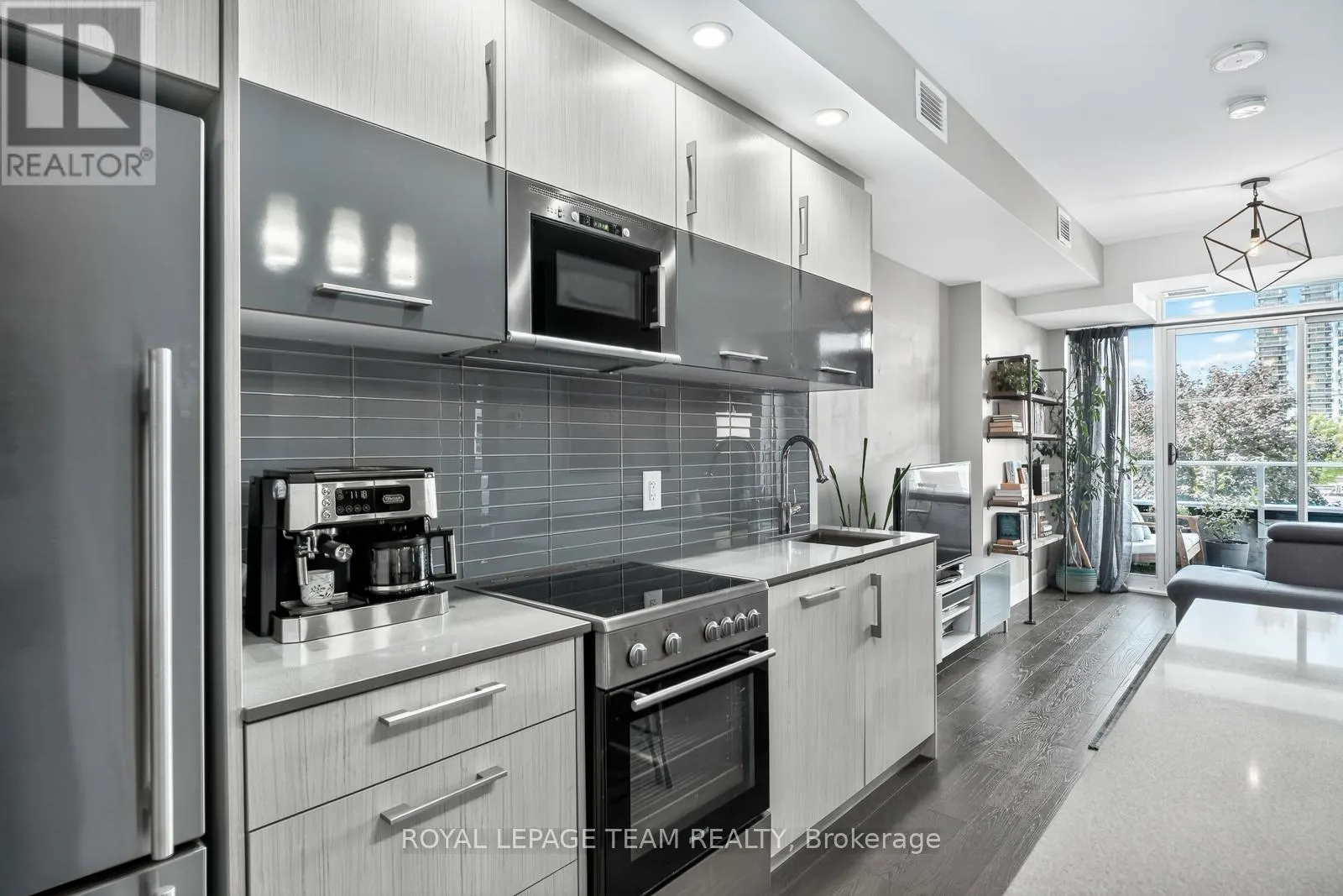 416 - 255 BAY STREET