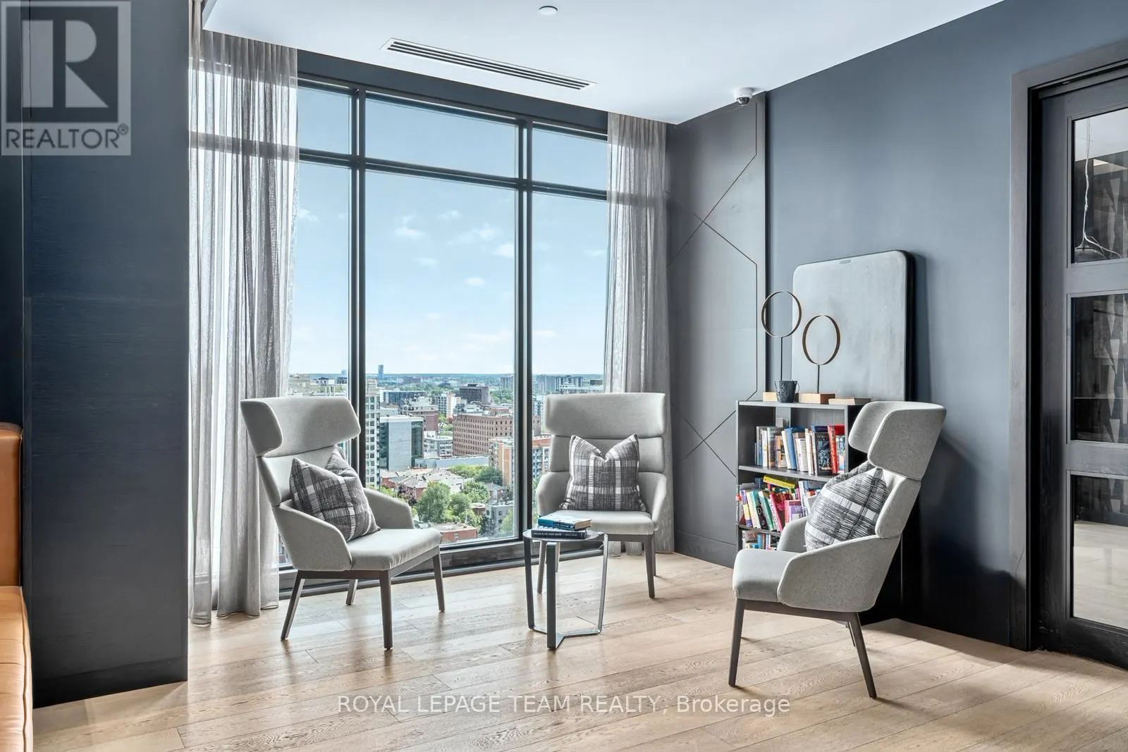 416 - 255 BAY STREET