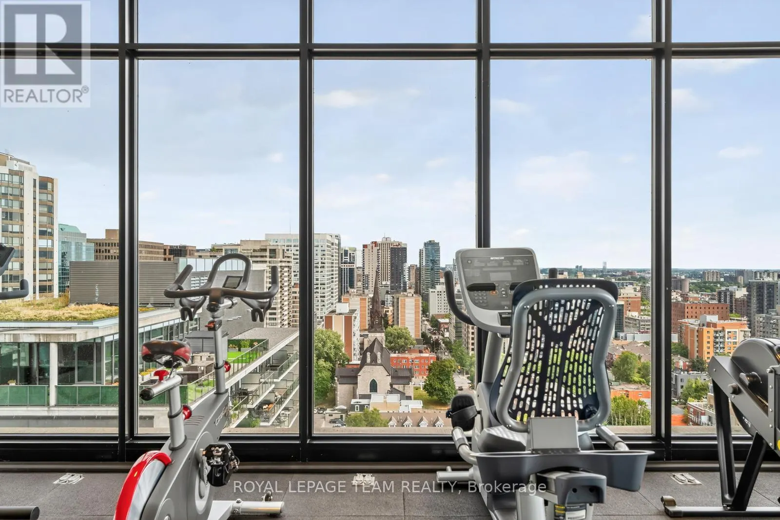 416 - 255 BAY STREET