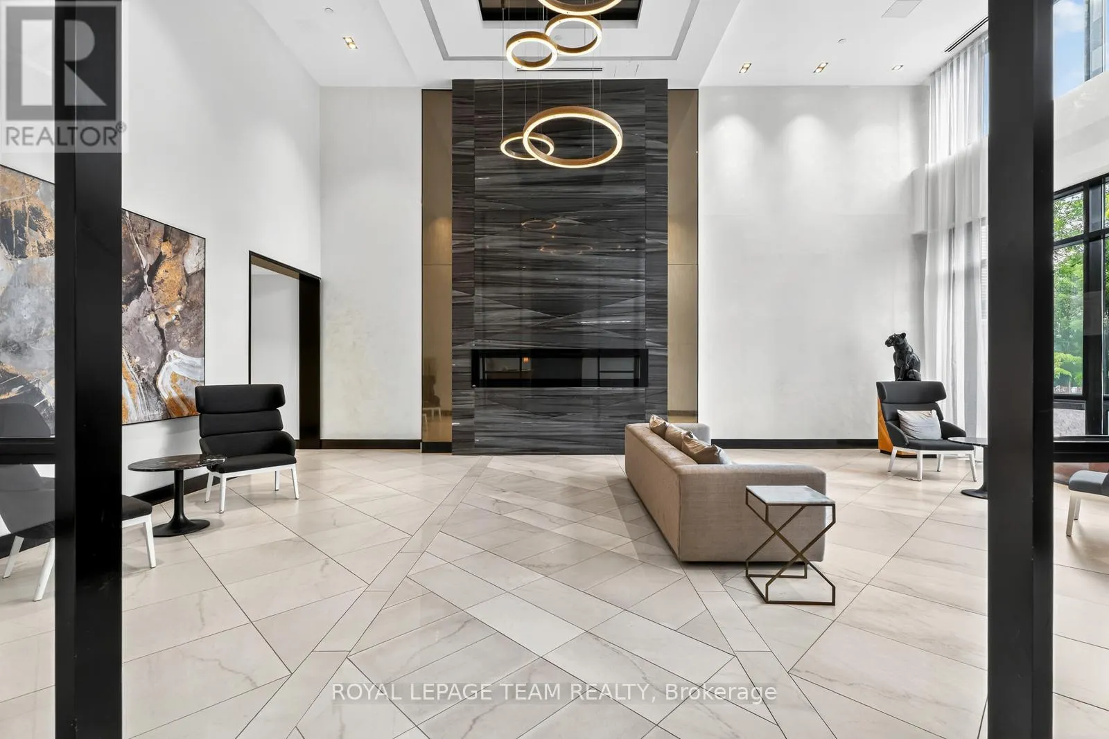 416 - 255 BAY STREET