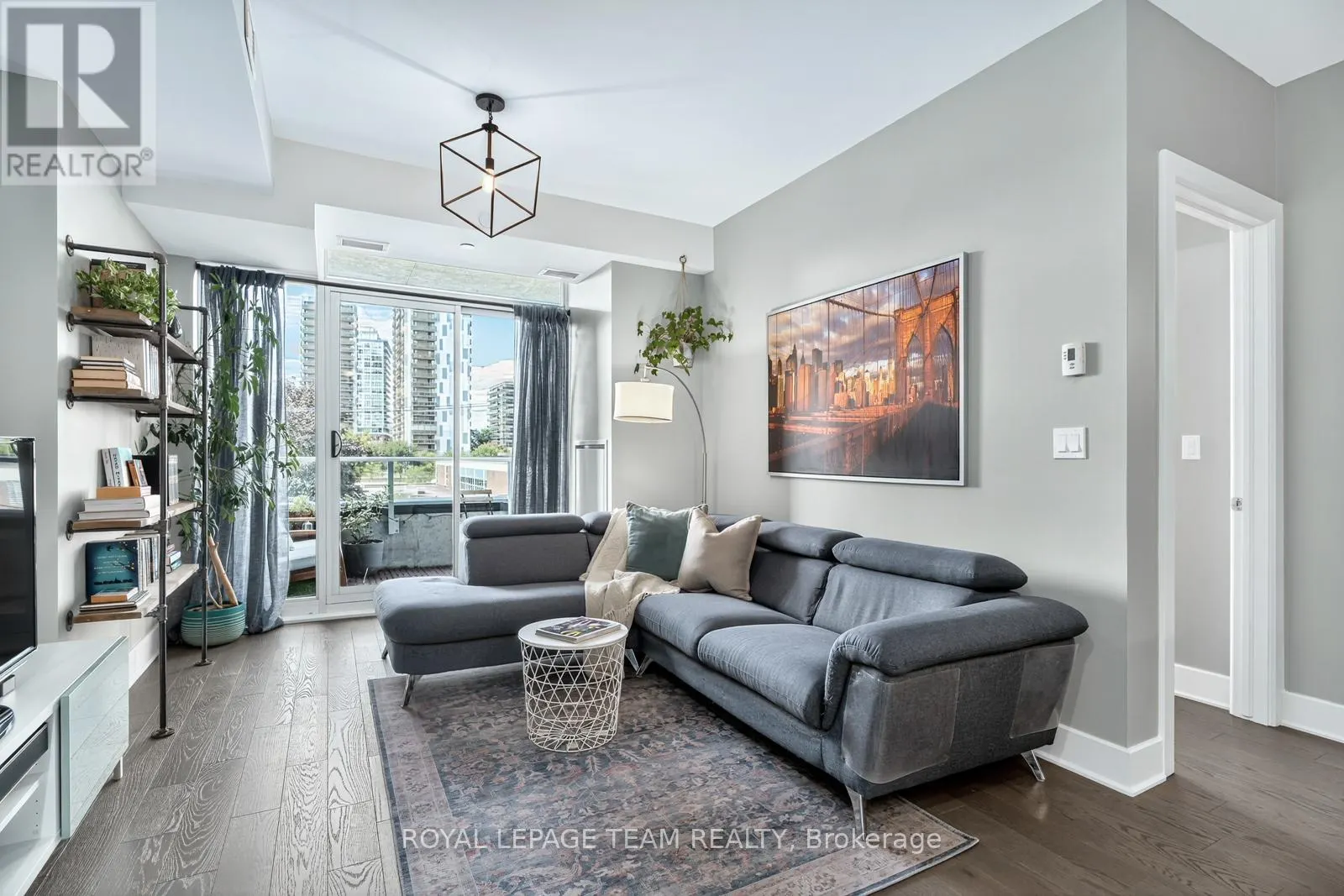 416 - 255 BAY STREET