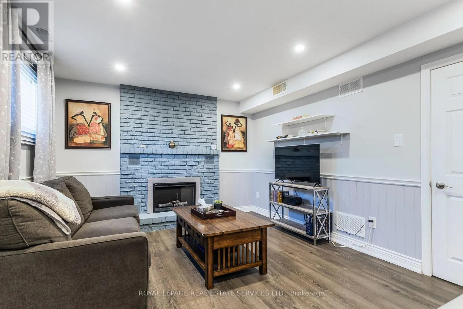 19 SOUTHGLEN ROAD
