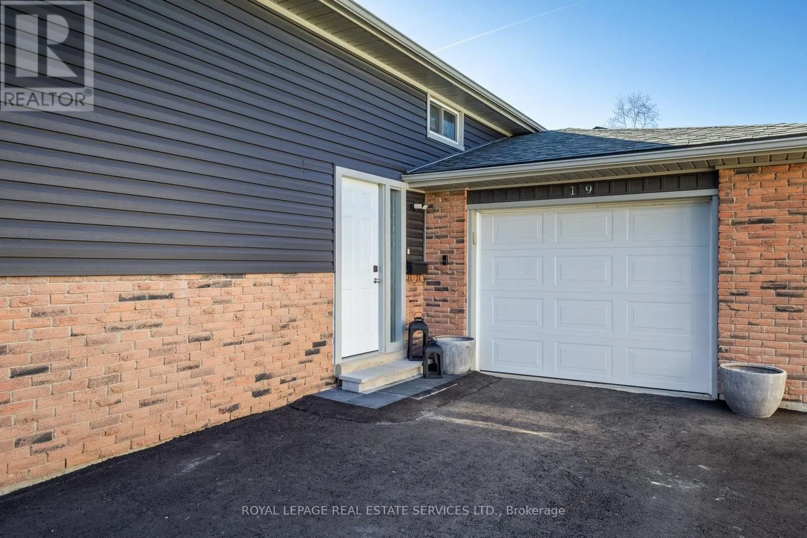 19 SOUTHGLEN ROAD