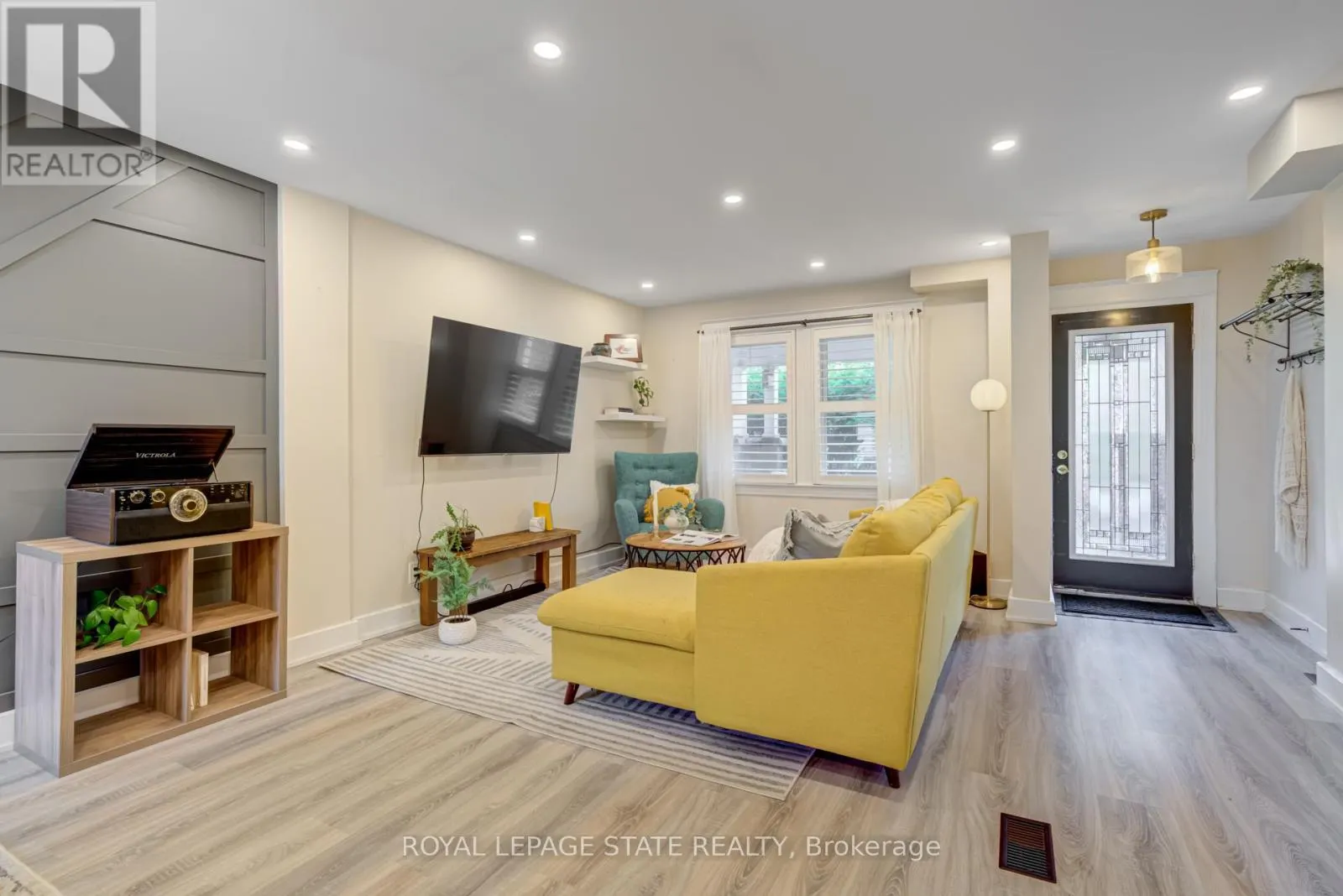 39 EAST BEND AVENUE S