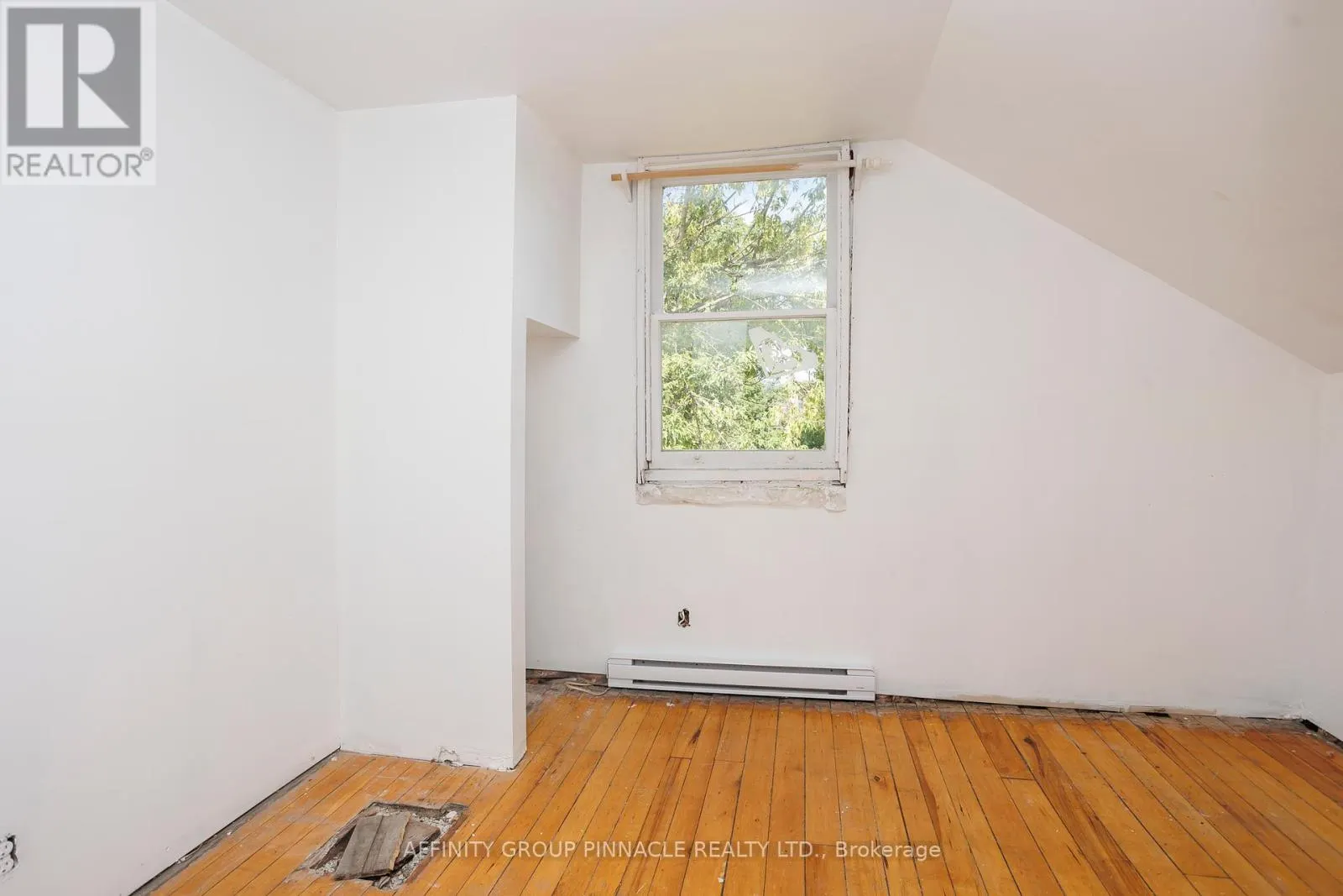 106 RUSSELL STREET W