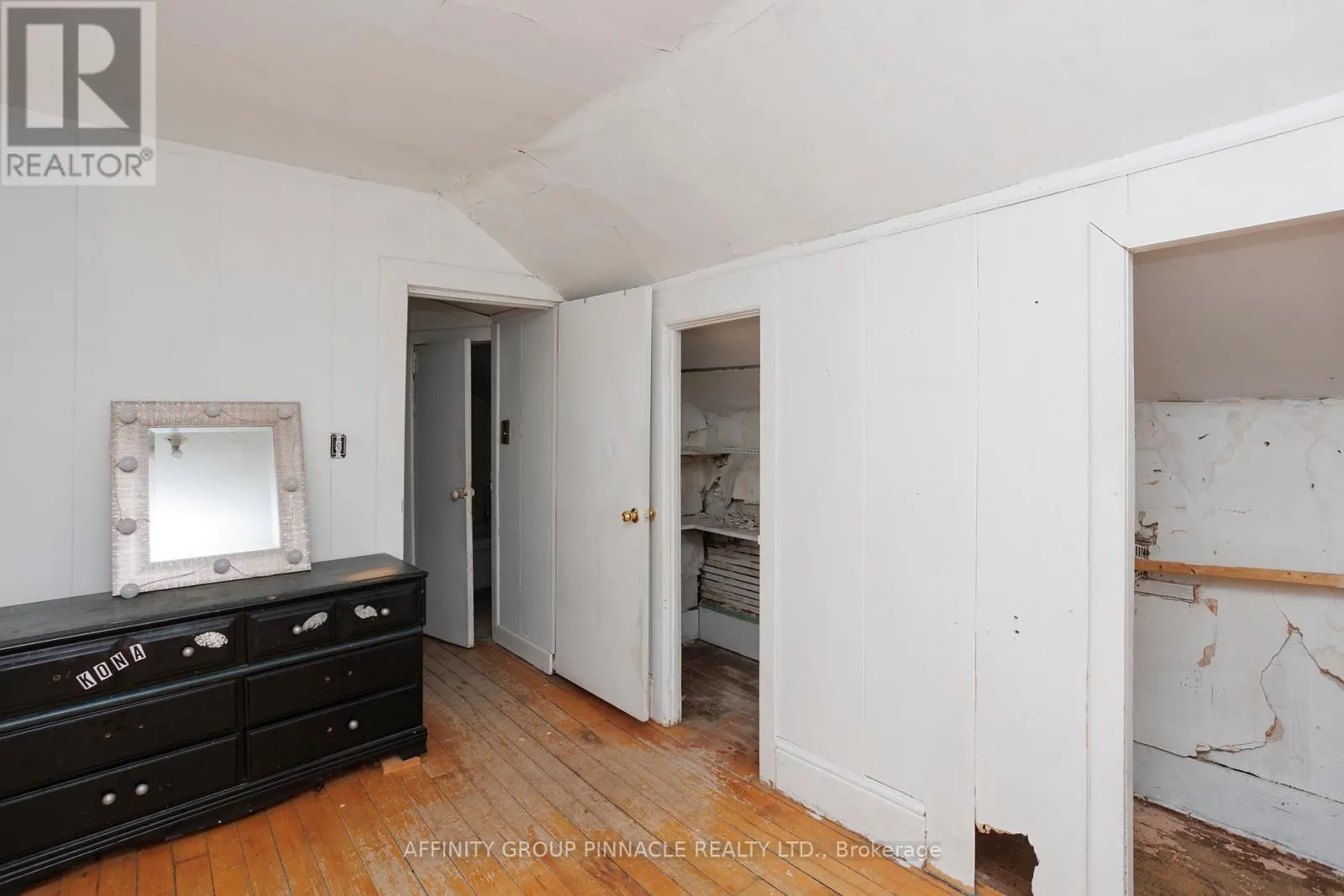 106 RUSSELL STREET W