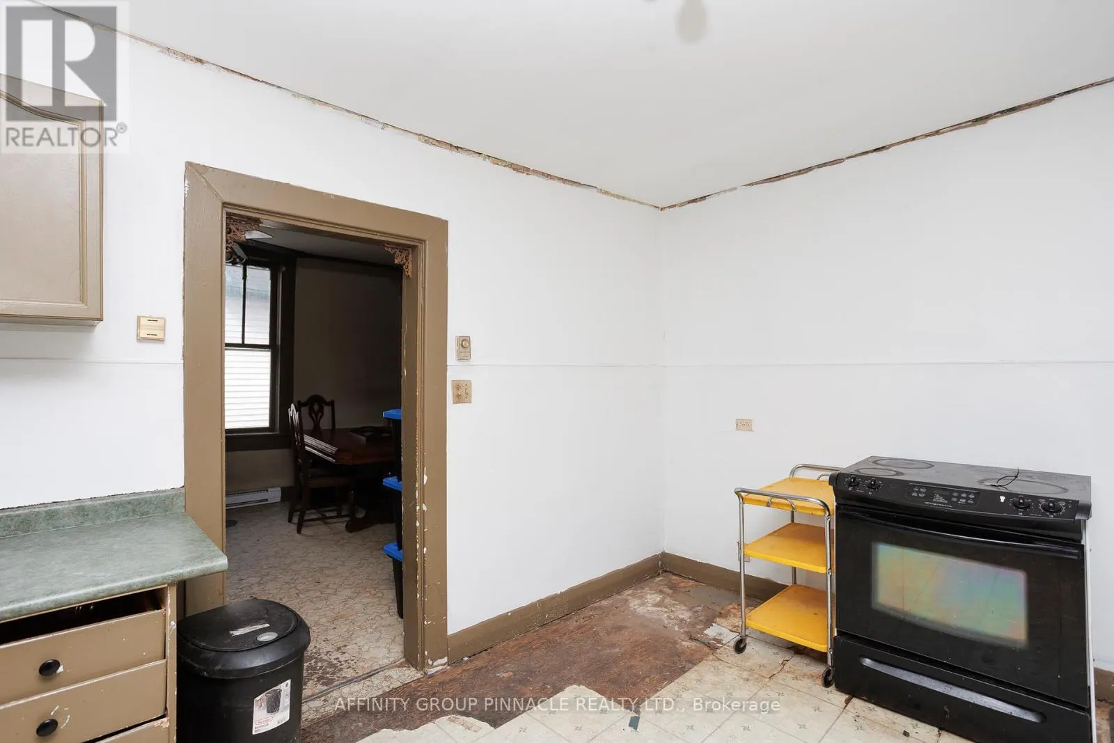 106 RUSSELL STREET W