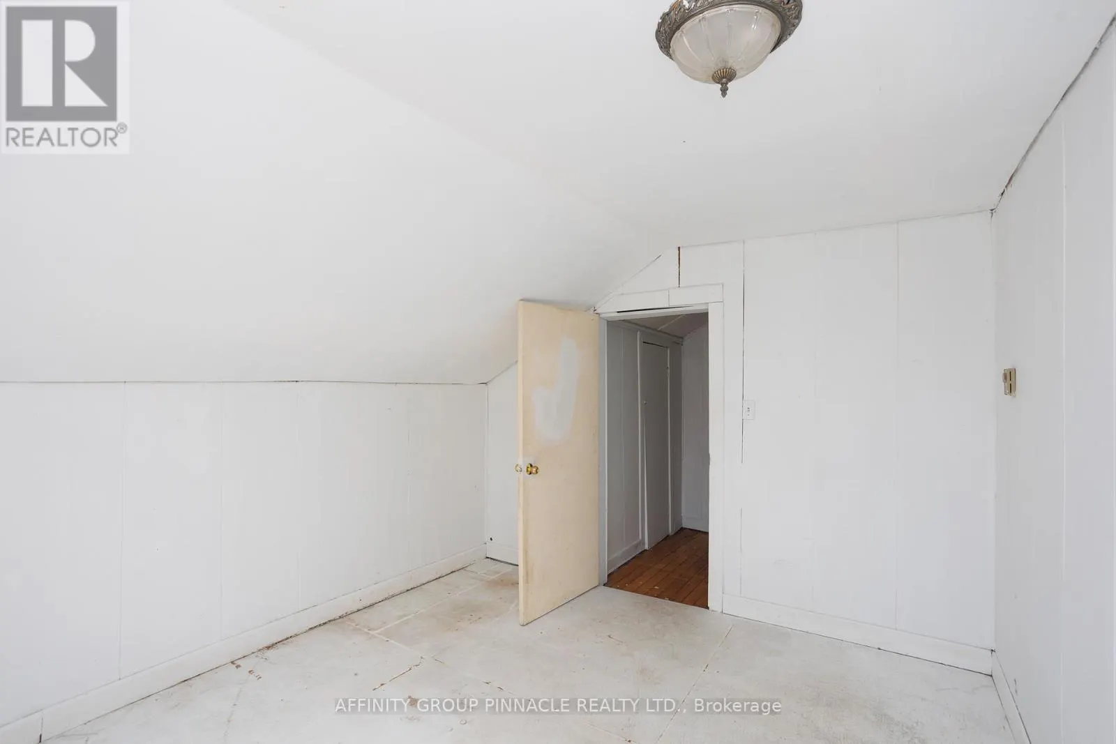 106 RUSSELL STREET W