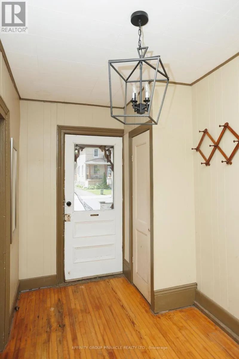 106 RUSSELL STREET W