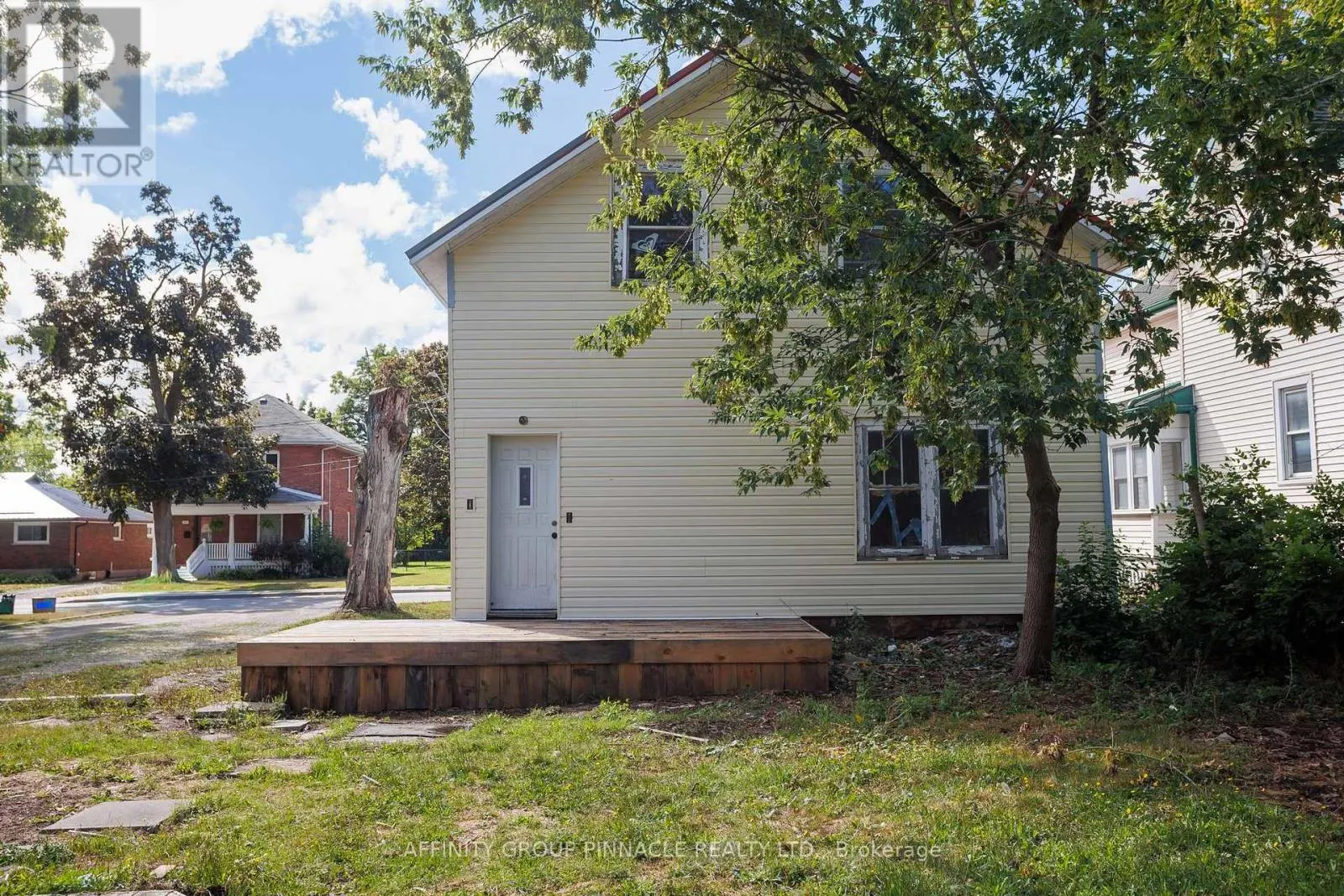 106 RUSSELL STREET W