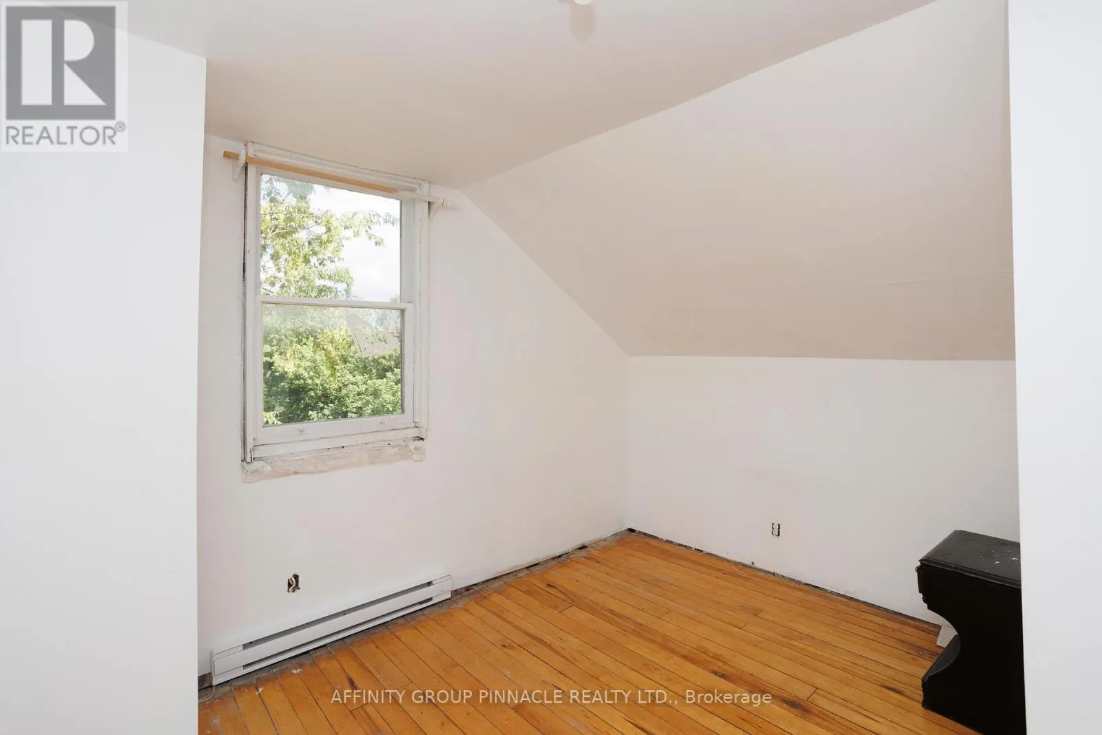 106 RUSSELL STREET W
