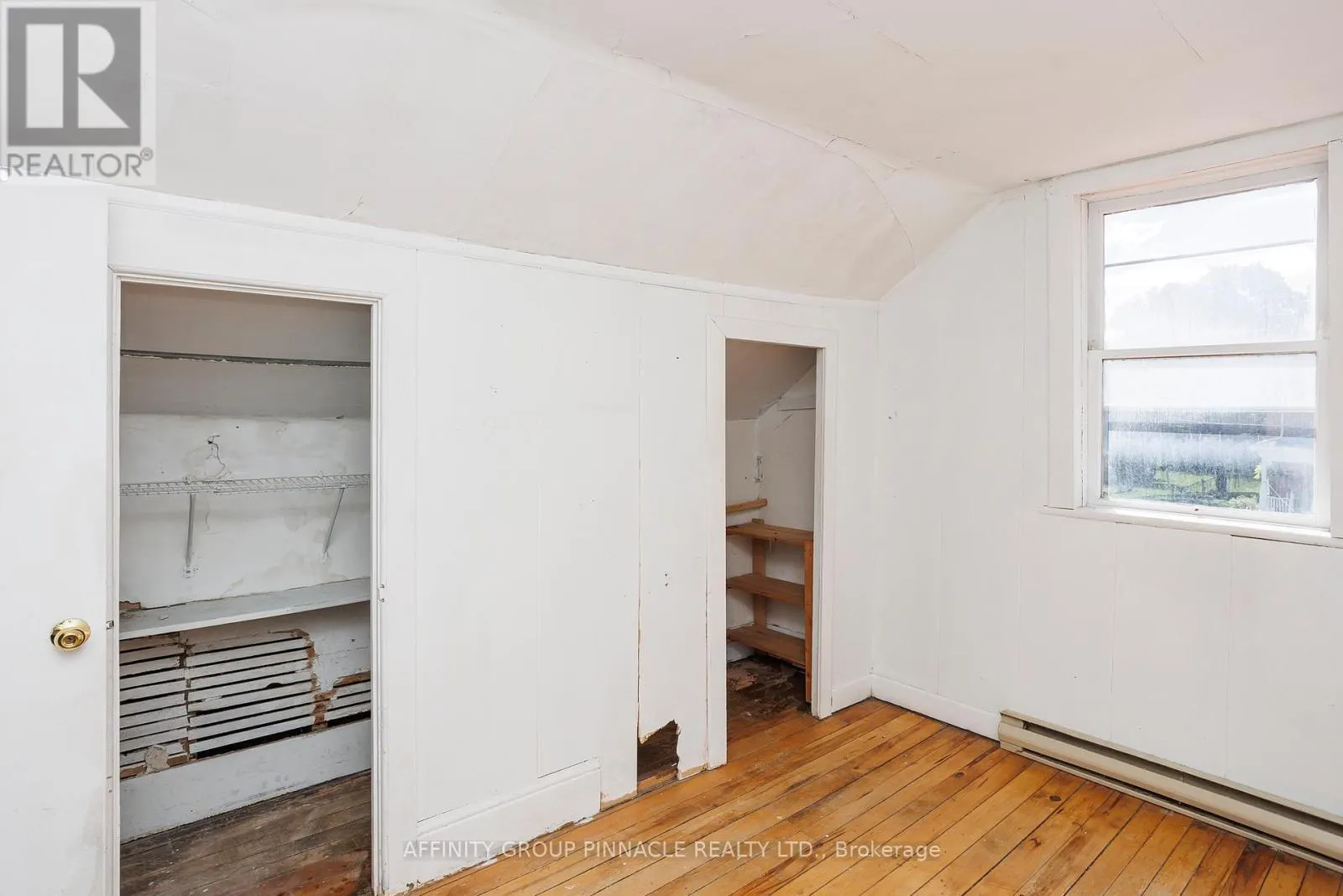 106 RUSSELL STREET W