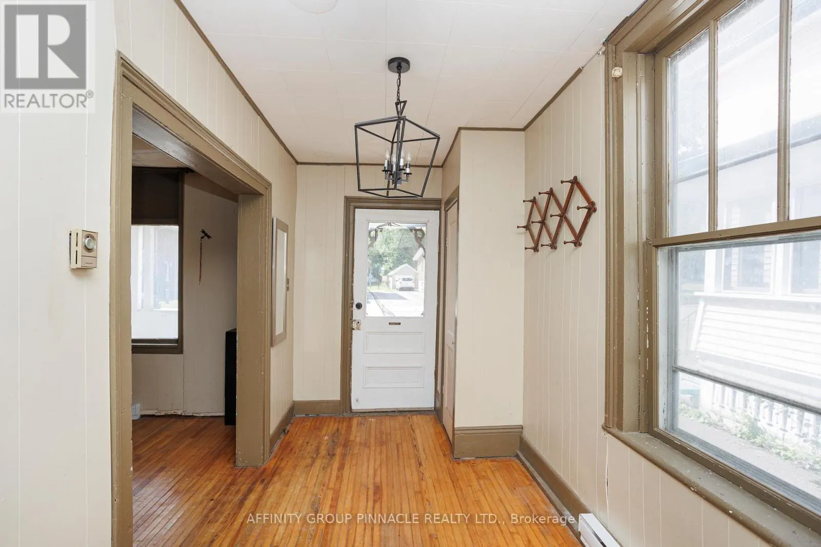 106 RUSSELL STREET W