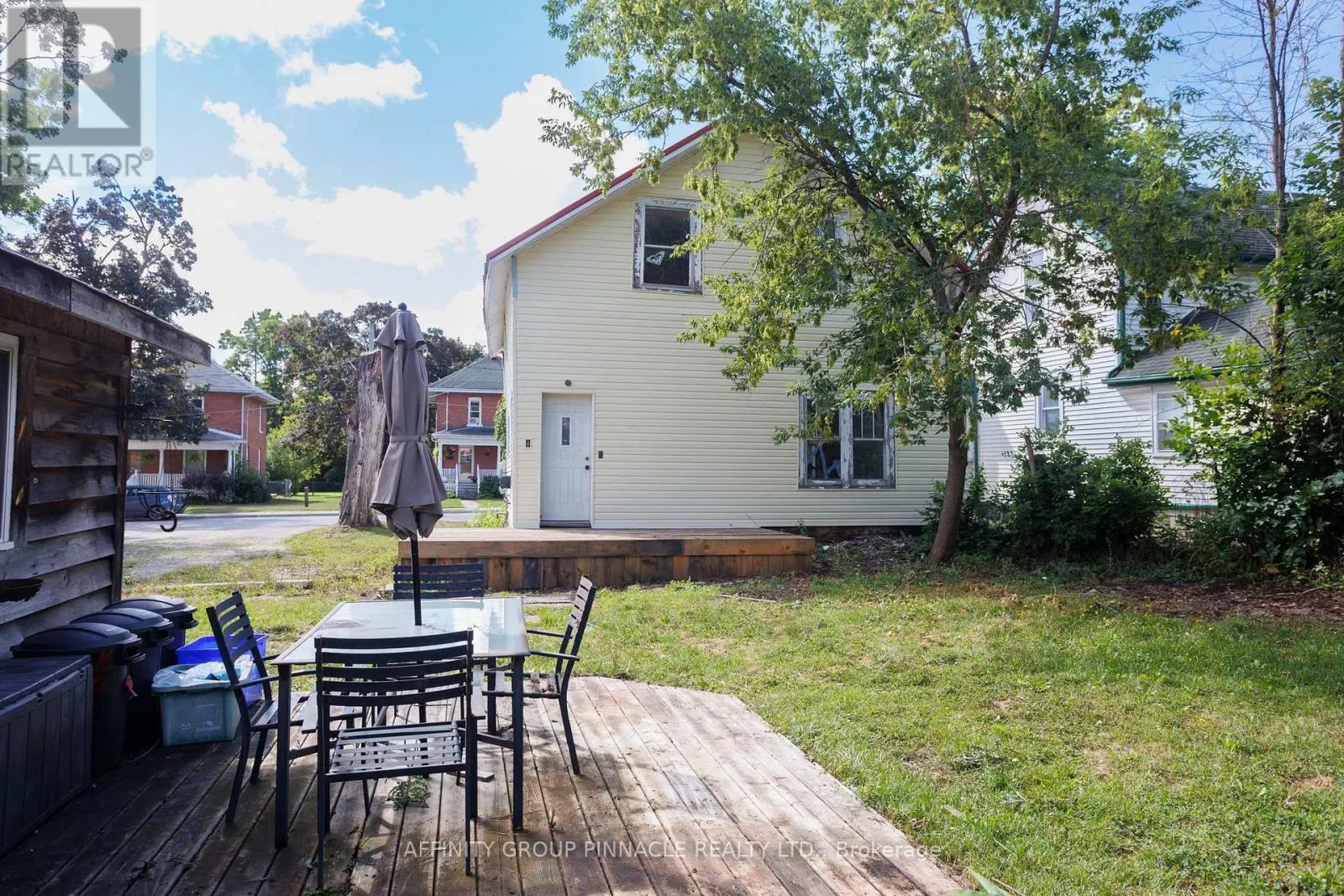 106 RUSSELL STREET W