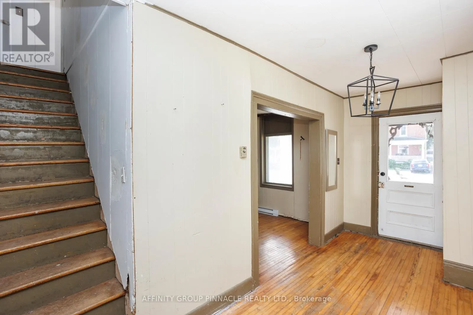 106 RUSSELL STREET W