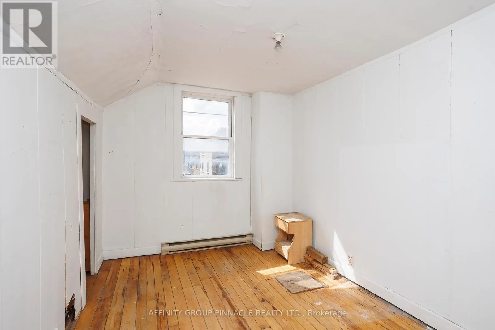 106 RUSSELL STREET W