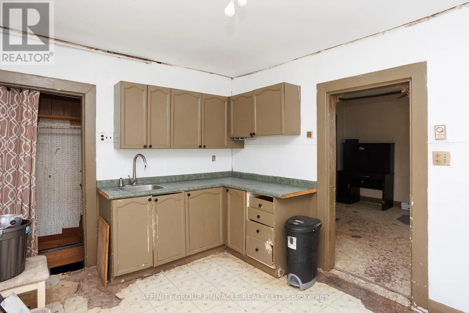 106 RUSSELL STREET W