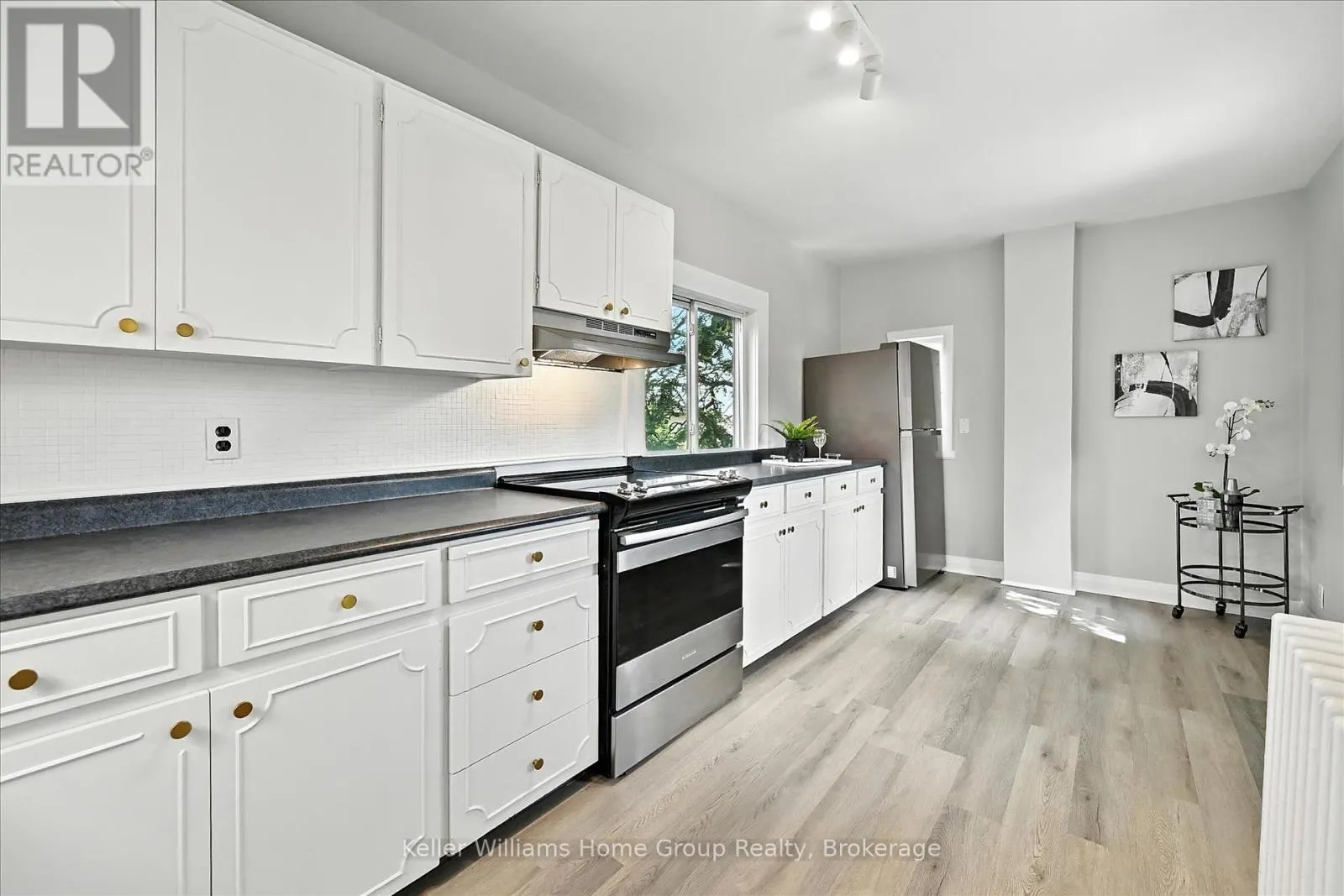 1047 MAIN STREET E