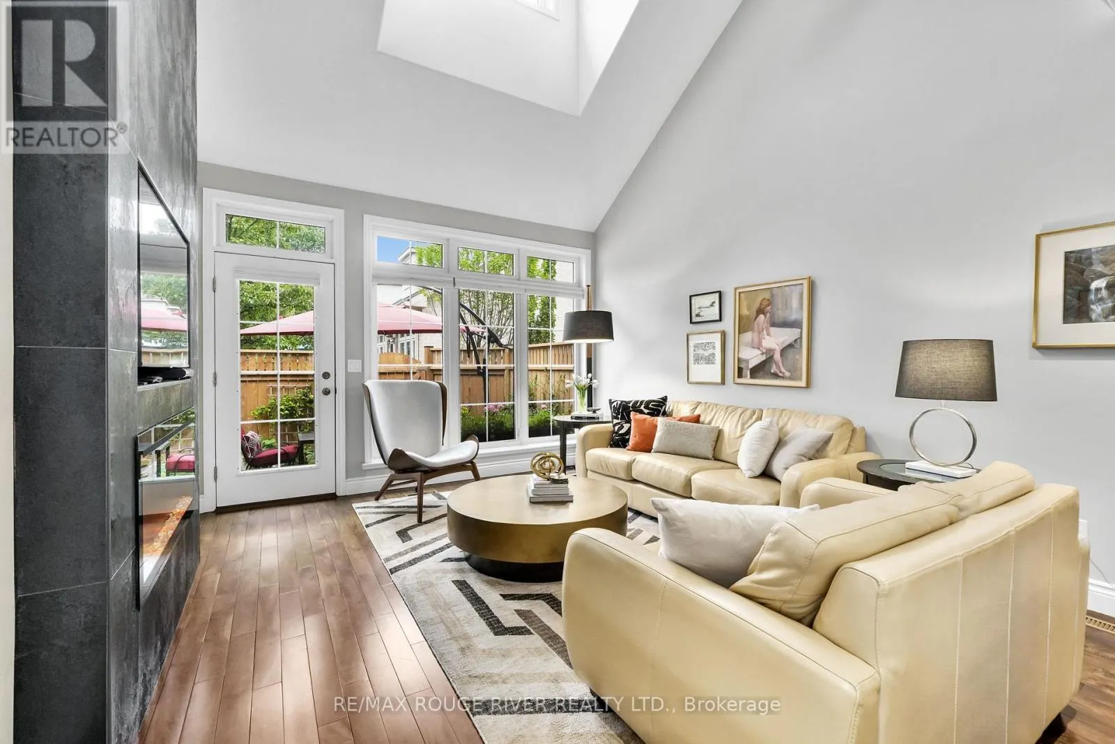 403 - 120 UNIVERSITY AVENUE E, #403