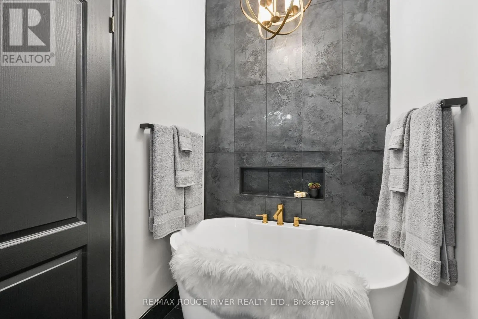 403 - 120 UNIVERSITY AVENUE E, #403