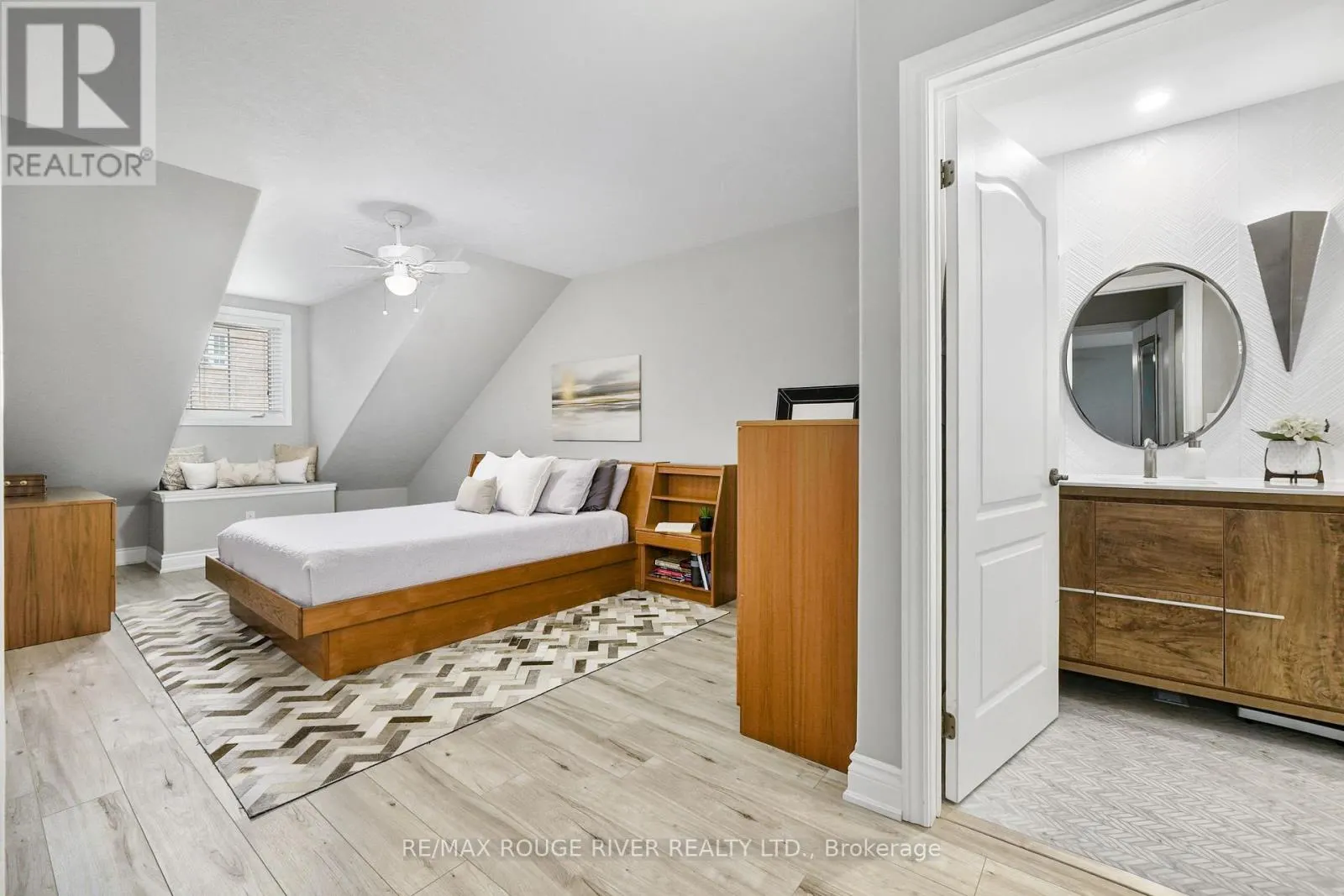 403 - 120 UNIVERSITY AVENUE E, #403