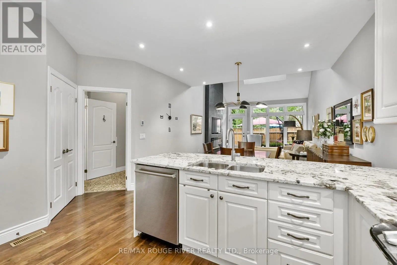 403 - 120 UNIVERSITY AVENUE E, #403