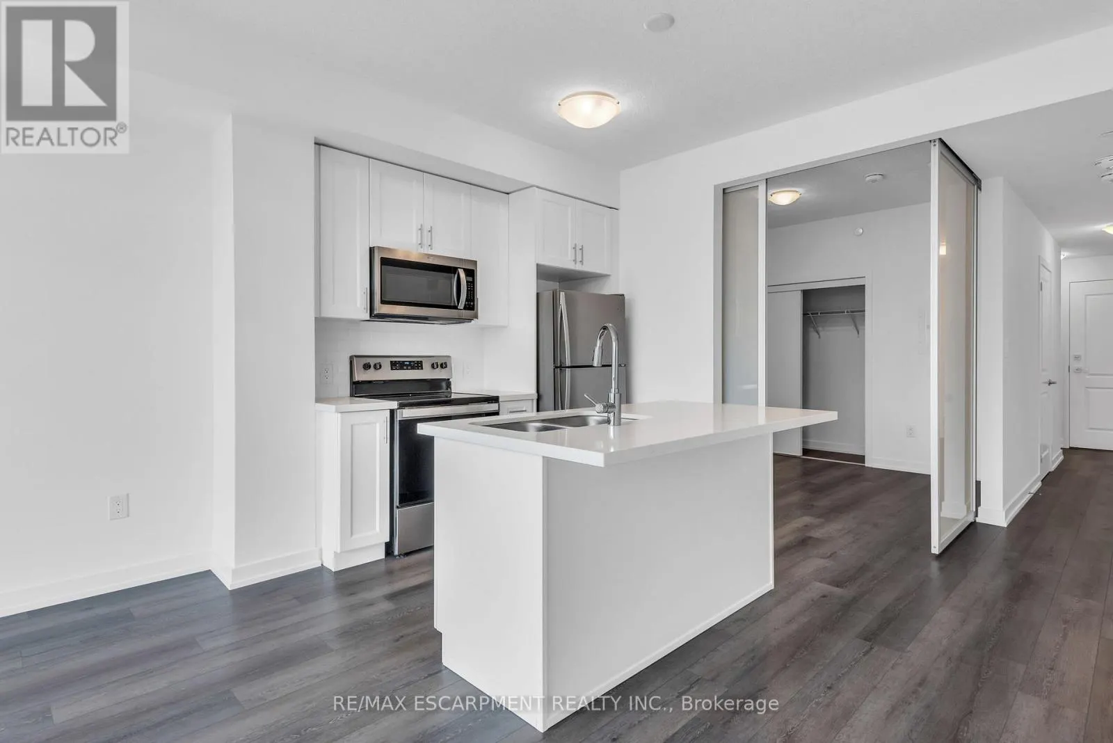 220 - 470 DUNDAS STREET E
