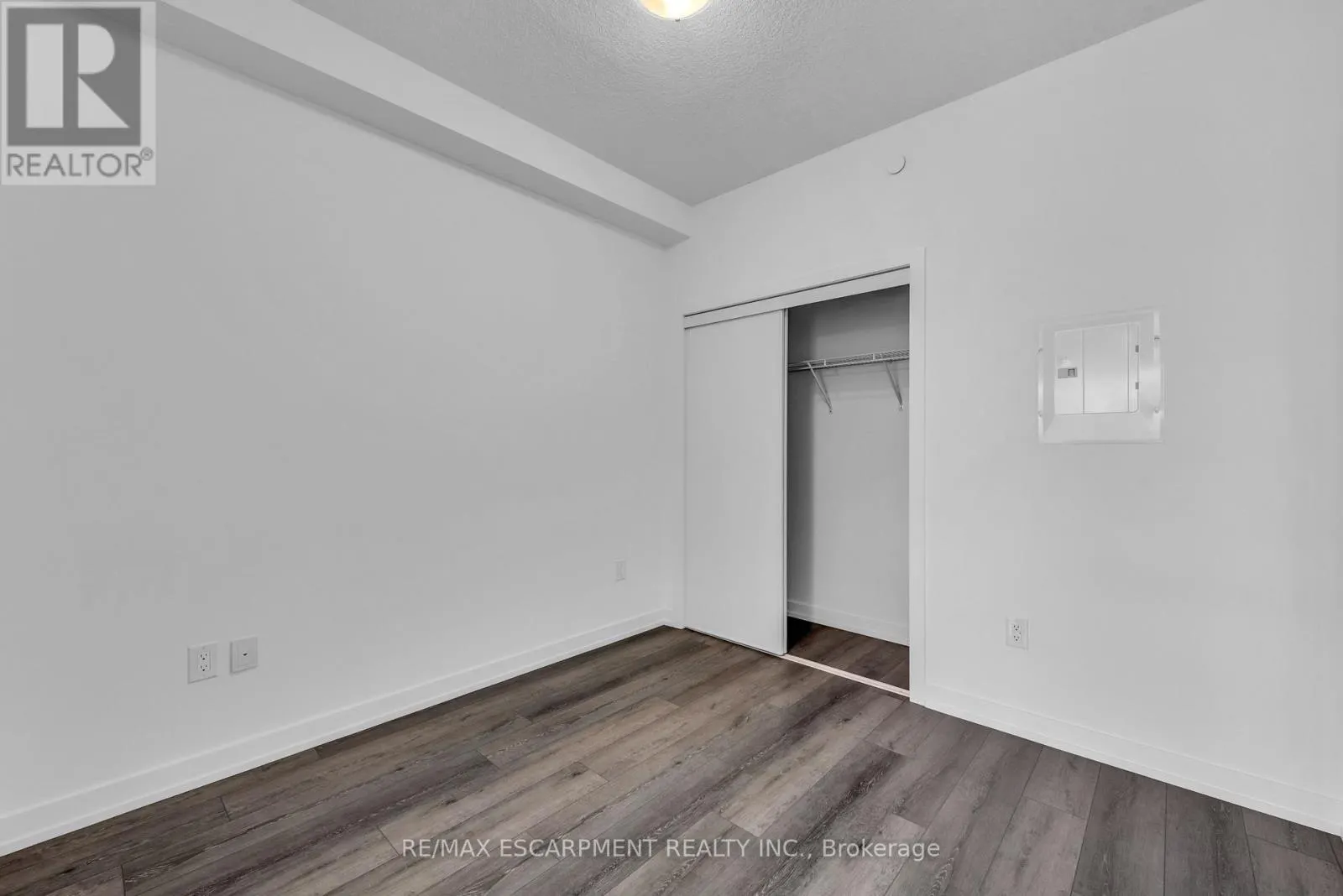 220 - 470 DUNDAS STREET E